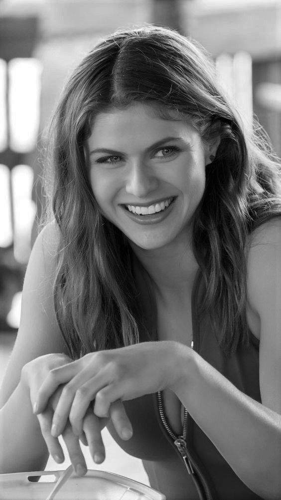 BEST FEMALE CELEBRITY SMILES - 2